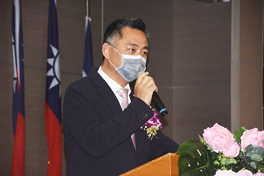 楊鎮浯縣長主持14位新任官佈達交接典禮,期許同仁走對的路,推著金門往前走。(翁維智攝)