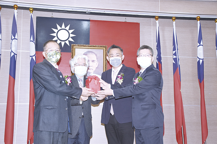金門縣政府原新任人事處長交接,行政院人事行政總處人事長施能傑(左2)監交。(翁維智攝)