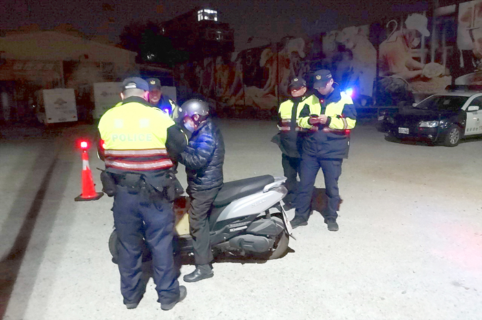 縣警局加強攔檢、取締,並呼籲民眾駕車上路,務必要依法申請合法牌照,以免遭取締受罰。(縣警局交通隊提供)