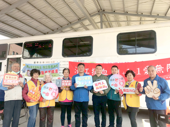 台灣血液基金會日前到金寧鄉公所前的停車場辦理巡迴抽血活動。（金寧鄉公所提供）