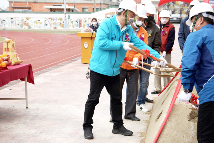 縣長楊鎮浯參加古寧國小行政大樓重建工程動土典禮。（古寧國小提供）