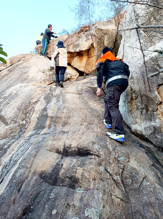 黃姓女子登太武山迷路,金湖消防隊員出動,帶她下山。(金湖消防隊提供)