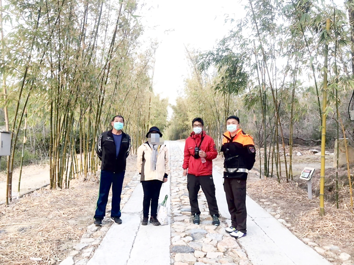 黃姓女子登太武山迷路,金湖消防隊員出動,帶她下山。(金湖消防隊提供)