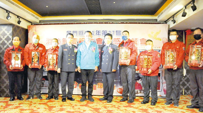 縣長表揚二十位績優消防、義消、志工人員。
(楊水詠攝)