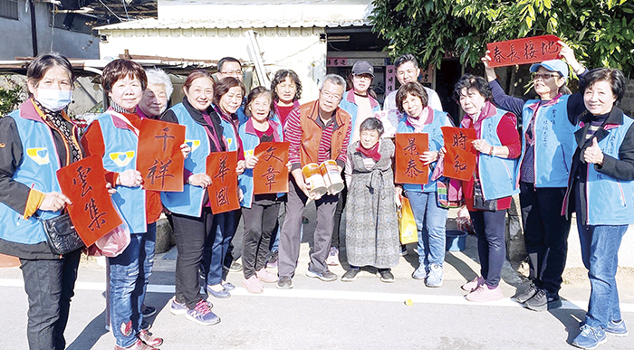金沙鎮公所展開「111年春節獨居老人慰問」，鎮長吳有家率領金沙社福志工隊，一一走訪關懷轄內獨居長者。（金沙鎮公所提供）