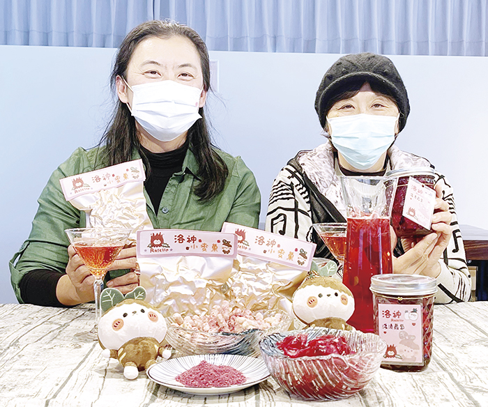 農試所與金門大學合作，取材金門生產的農產，研發出「洛神麥菓」及「洛神淺漬蘿蔔」二項創意洛神加工產品，所長楊慧明（右）、金大食品系副教授李欣玫，共同發表研發成果。（陳麗妤攝）