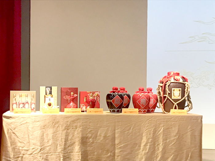 金門酒廠去年辦理「金酒心4券─振興有理金酒相挺」發票登錄摸彩活動,獎品總價值近新台幣300萬元。(高凡淳攝)