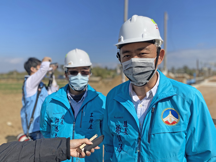 縣長楊鎮浯今天在工務處長許鴻志、副處長黃儒新等人陪同下，視察環島北路一段、環島北路三段及高陽路道路拓寬工程，期許施工路段早日解除封路，確保鄉親在年節期間能有更為順暢的交通。（翁維智攝）