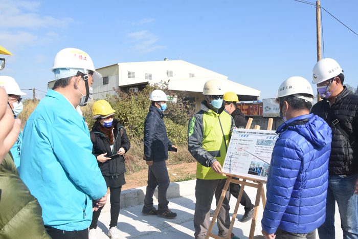 縣長楊鎮浯聽取監造單位簡報道路拓寬工程施工進度。(翁維智攝)