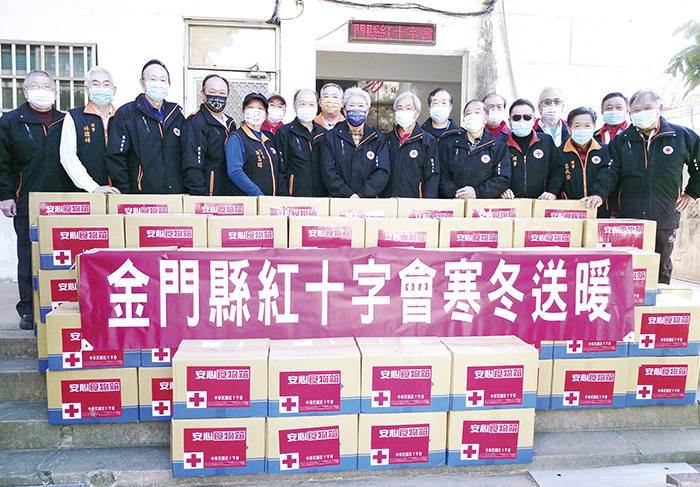 寒冬助弱勢過好年，金門紅十字會轉送中華民國紅十字會百份安心食物箱給地區獨居老人及弱勢家戶。（金門紅十字會提供）