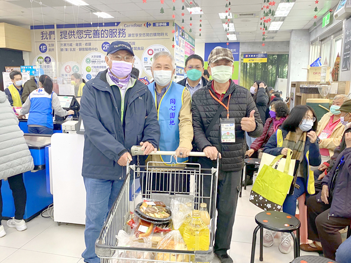 塔山發電廠舉辦採購年貨公益活動,由志工陪同關懷對象至量販賣場購置生活必需品。(塔山發電廠提供)