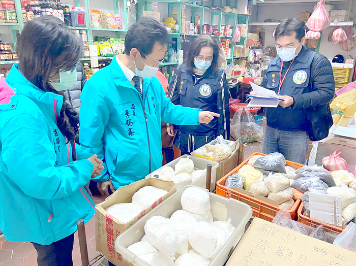 春節前夕，金門縣衛生局展開食品安全聯合稽查。（衛生局提供）