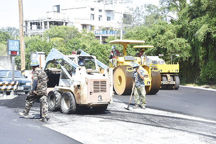 金城鎮公所後方停車場周邊道路路面重新鋪設，行車將更平穩舒適，圖為施工中照片。（金城鎮公所提供）