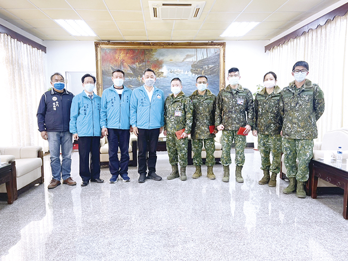 縣長楊鎮浯春節前慰問軍方、海岸巡、金門醫院等單位。(陳冠霖攝)