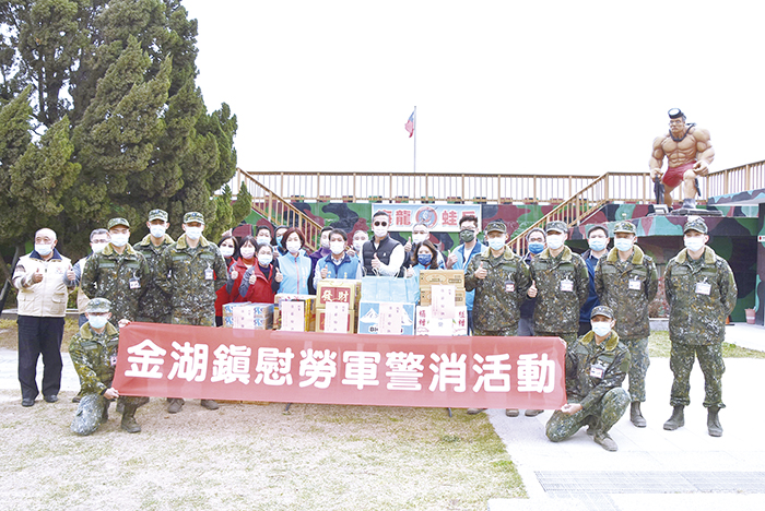 金湖鎮公所、金湖鎮民代表會等單位展開春節勞軍行程。(陳冠霖攝)