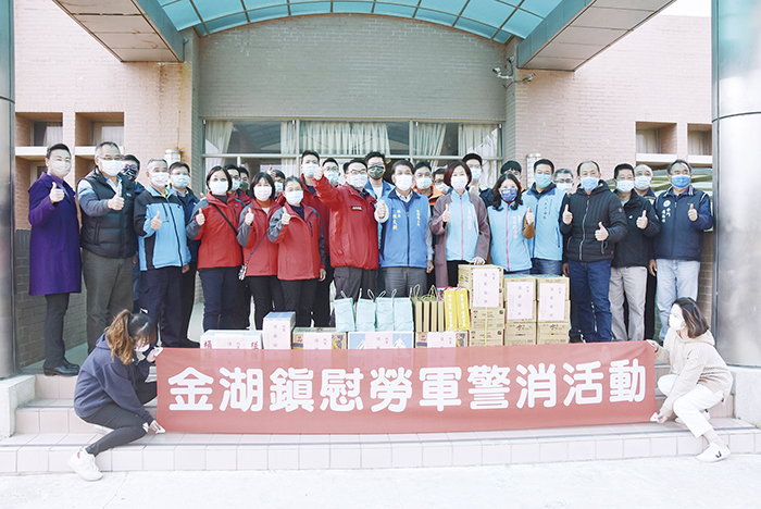 金湖鎮公所、金湖鎮民代表會等單位展開春節勞軍行程。(陳冠霖攝)