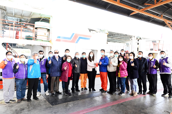烈嶼鄉鄉長洪若珊前往九宮碼頭，感謝車船處員工提供鄉親舒適的交通運輸。（烈嶼鄉公所提供）