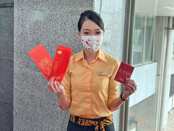 為迎接搭乘虎航彩繪機的旅客,現場提供文創紅包DIY活動。(詹宗翰攝)