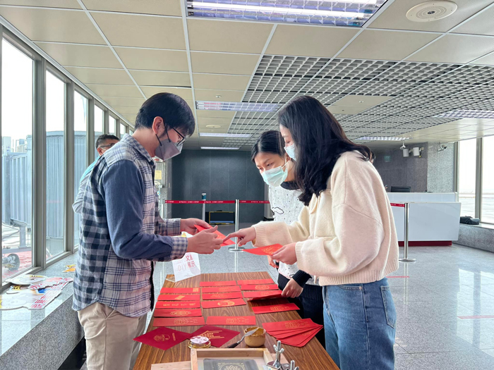 為迎接搭乘虎航彩繪機的旅客,現場提供文創紅包DIY活動。(詹宗翰攝)