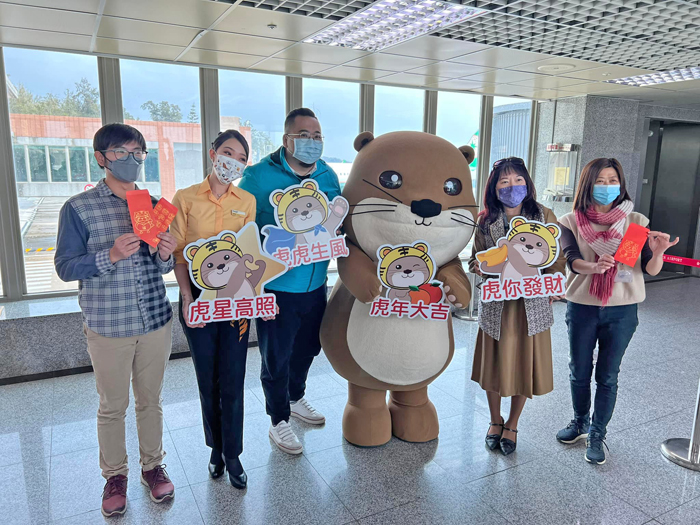 觀光處長丁健剛(左三)到機場歡迎蒞金的旅客,希望大家都能迎來好年。(詹宗翰攝)