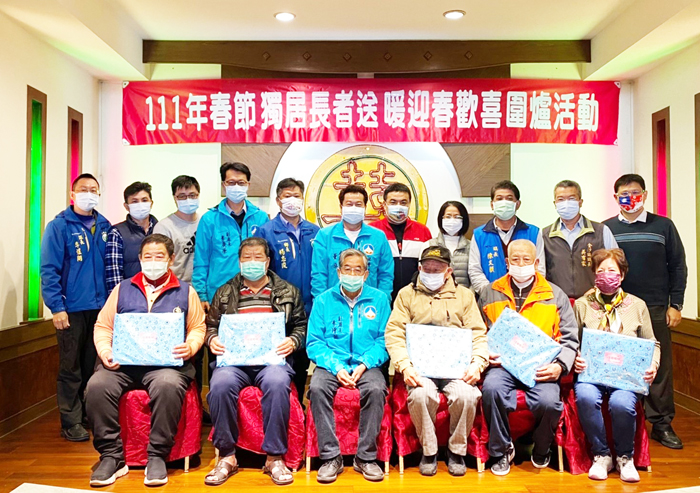 金門縣副縣長李增財與鄉鎮長向各鄉鎮獨居長輩代表請安贈送年節禮品。
(社會處提供)