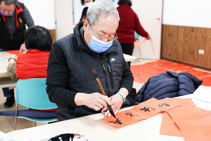 迎新春、寫春聯!金沙鎮公所昨(1月21日)舉辦現場揮毫贈春聯活動,金門縣書法學會十餘位書法家到場揮毫,供民眾索取,共送出1600副春聯。(金沙鎮公所提供)
