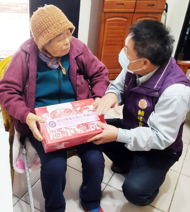 金門縣榮民服務處透過聯繫管道,結合民間團體一同辦理年節致送佛跳牆年菜禮盒活動,日前由處長游文勇接受捐贈,並偕同相關人員將年菜致送予轄區年長榮民,讓長輩們提前感受過節氣氛,盼藉此活動拋磚引玉,讓社會充滿溫馨祥和。(榮服處提供)