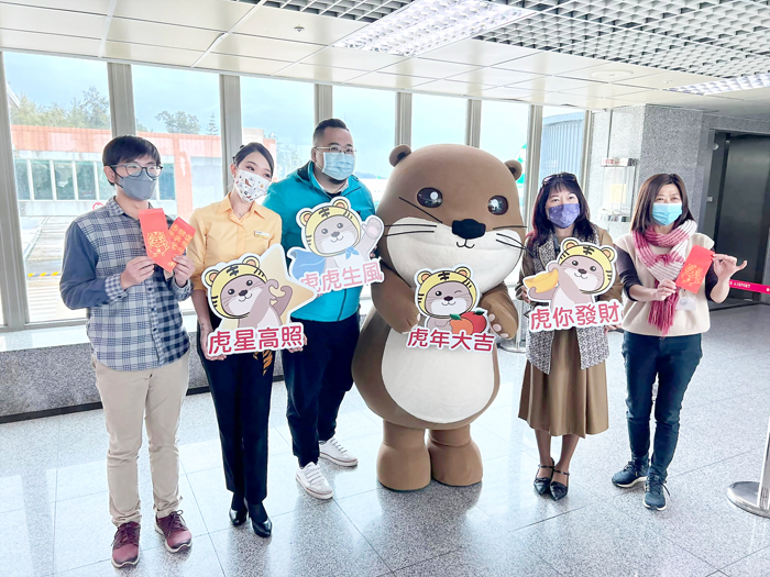觀光處長丁健剛(左三)到機場歡迎蒞金的旅客,希望大家都能迎來好年。(詹宗翰攝)