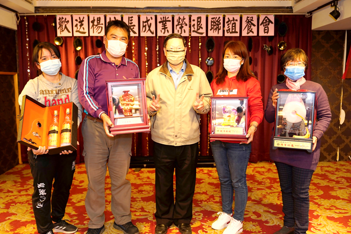 古城國小校長楊成業即將屆齡榮退,該校全體教職員工、家長會家長委員及愛心志工社聯合舉辦歡送聯誼餐會活動。(古城國小提供)