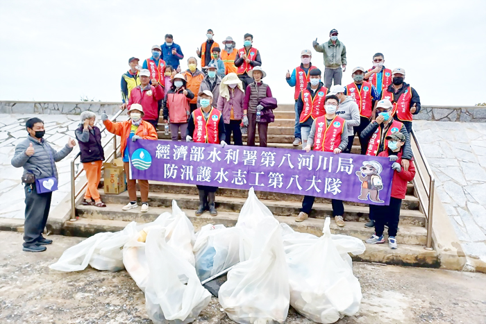 經濟部水利署第八河川局一一一年第二場淨海活動，「用行動守護海洋．從攜手淨灘開始」，昨在金湖鎮尚義、金沙鎮劉澳海堤舉辦，還給金門有個乾淨海洋環境。（第八河川局提供）