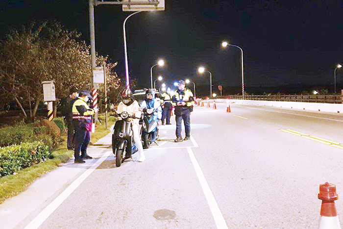 金門縣警察局執行「全國同步擴大取締酒後駕車專案勤務」。（縣警局交通隊提供）