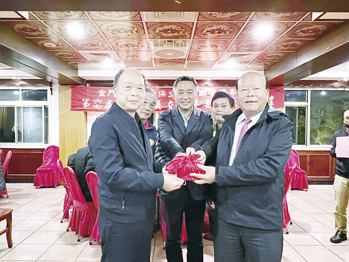 烈嶼保生大帝廟管理委員會第六、七屆主任委員交接,洪國正(左)卸任,洪成發(右)接任,縣長楊鎮浯(中)擔任監交人。(詹宗翰攝)