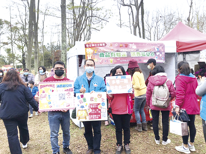 建設處長李有忠(左二)帶領團隊前往新春假日花市宣導商品標示。(縣府建設處提供)