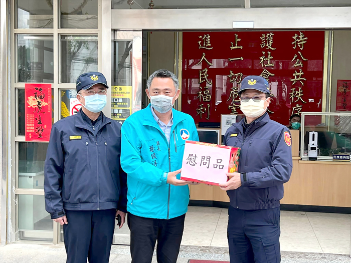 縣長頒贈慰問品給加強重要節日安全維護工作協勤的各單位代表，感謝大家的付出。（詹宗翰攝）