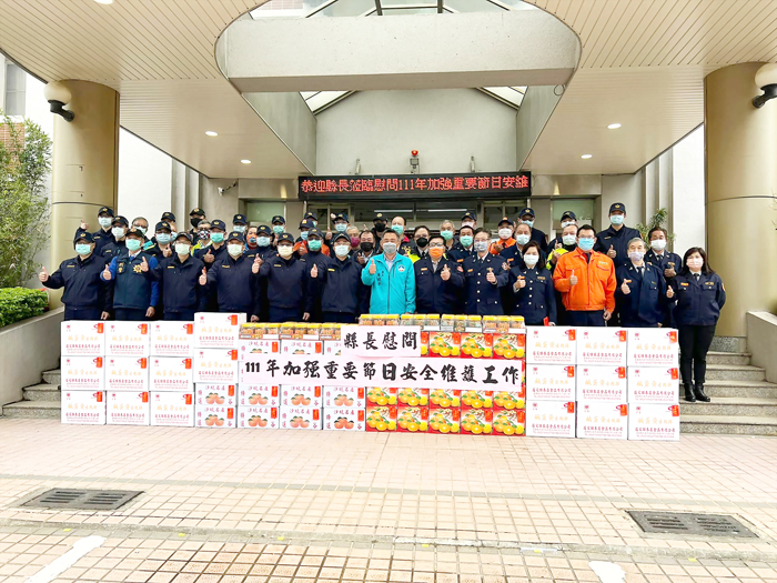 111年加強重要節日安全維護工作在即，縣長楊鎮浯特別展開慰問，期勉警局同仁及各守望相助隊為人民的幸福努力。（詹宗翰攝）