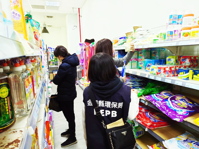 農曆春節將至，為維護民眾春節期間食的安心，金門縣環保局特別前往金城東門市場進行化工原料稽查，結果均符合規定。（環保局提供）