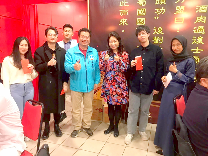 為撫慰轄區內金大境外生思鄉之愁，金城、金寧兩公所合辦圍爐宴，陪外籍生提前過年，社會處長董燊也代表縣長楊鎮浯到場致意。（金大提供）