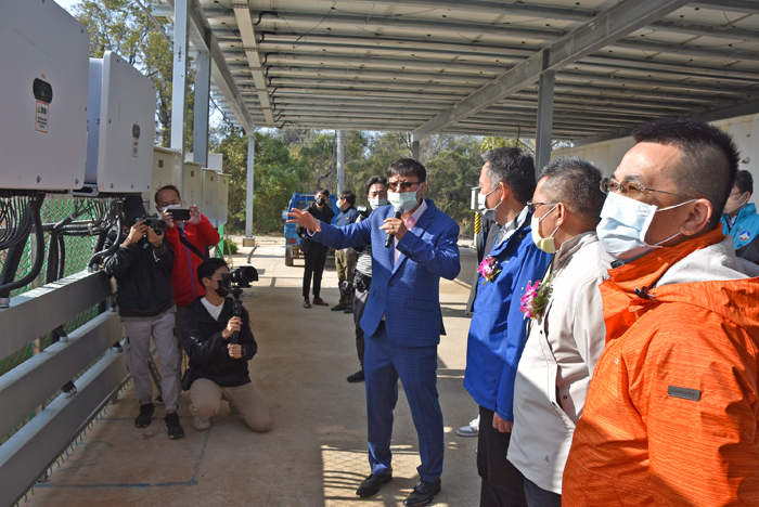 縣長楊鎮浯等人聽取新啟用的光電發電設備簡報。（陳冠霖攝）