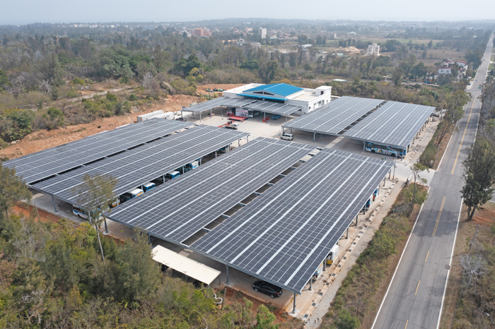 建華保養廠陽光車棚，使用3910片太陽能板，每年可發151萬度電，足以供應金門430戶全年用電。（車船處提供）