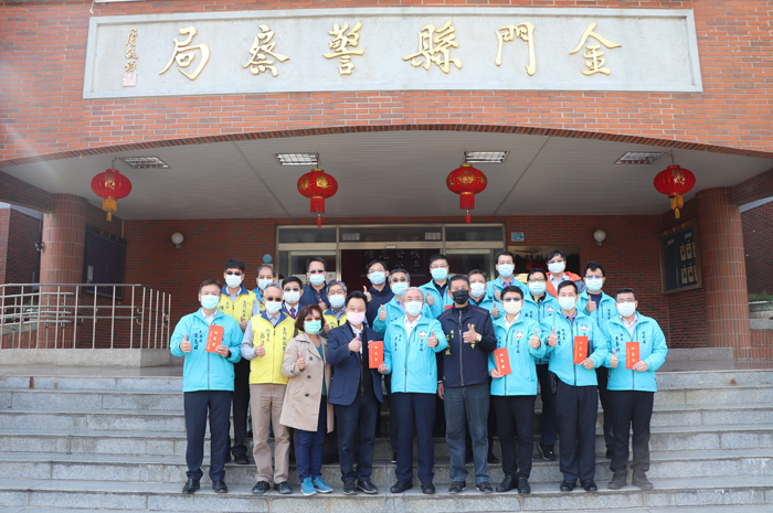 農曆春節即將來臨，金門縣議長洪允典昨偕議員前往軍警單位及社福機構慰問賀新年。（議會提供）