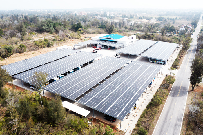 建華保養廠陽光車棚，使用3910片太陽能板，每年可發151萬度電，足以供應金門430戶全年用電。（車船處提供）