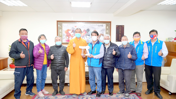 海印寺致贈生活疾困民眾每人各3000元慰問金。（金湖鎮公所提供）