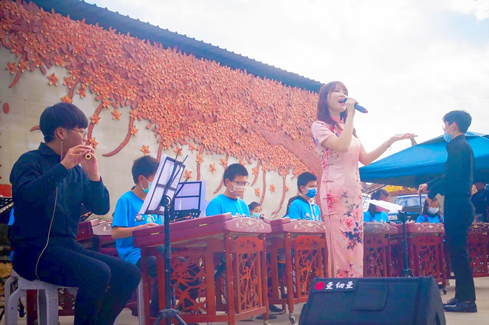 開瑄國小揚琴樂團「因樂而生」音樂會,在瓊林紅磚窯燒牆前舉辦。(開瑄國小提供)
