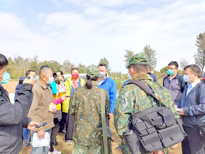 縣民遭軍方佔用土地請求補償，金門縣長楊鎮浯昨會同相關單位勘察謀策解決問題。
（民政處提供）