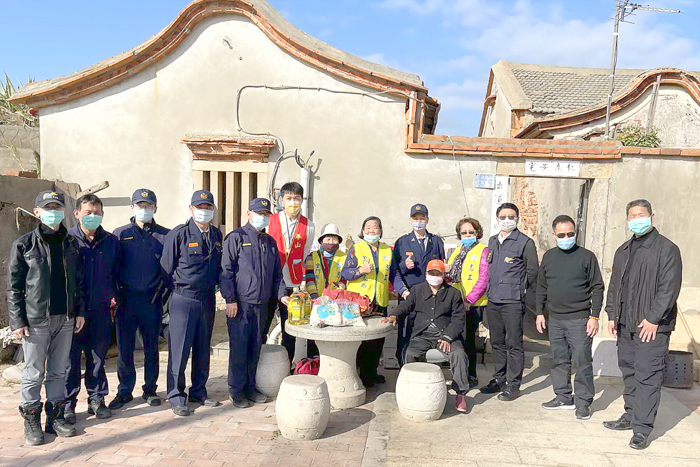 年節將屆，金城分局分局長林英煌偕同義警、民防以及華山基金會金城愛心天使站、金城分局志工隊幹部以及金城派出所員警等人，前往金城鎮各村里探慰轄內生活較為困苦及獨居之長者，致贈愛心年菜及禦寒物品。（金城分局提供）