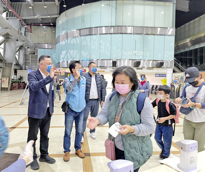 縣長楊鎮浯（左）在高雄機場和開心報到的旅客打招呼。（縣府觀光處提供）