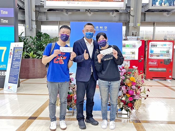 兩位年輕旅客特地從台北到高雄搭乘華信高雄金門首航，並開心的和縣長楊鎮浯(中)合影。（縣府觀光處提供）