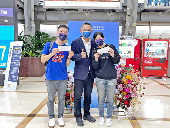 兩位年輕旅客特地從台北到高雄搭乘華信高雄金門首航,並開心的和縣長楊鎮浯(中)合影。(縣府觀光處提供)