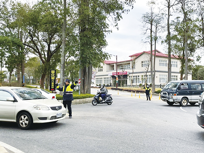 春節連續假期使用道路車輛增多，縣警局已要求各分局、交通隊及保安隊等落實執行春節連續假期交通疏導工作，確保交通順暢與安全。
（縣警局交通隊提供）