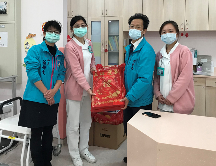 春節前夕，衛生局局長李錫鑫代表縣長楊鎮浯慰問醫療機構、日照中心。（衛生局提供）